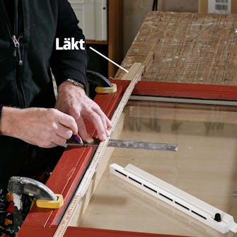 Fönsterventil: Märk upp för spaltventilen på mitten av fönsterramen. Fönsterventil: Märk upp för spaltventilen på mitten av fönsterramen.